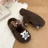 Pantuflas de interior con temática de dibujos animados, que aumentan la altura, para otoño/invierno, pantuflas peludas de moda y lindas para mujer, cálidas, negras, de felpa y con suela gruesa