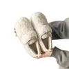 Zapatos de piel versátiles elegidos por el corazón para mujer, nuevo estilo de zapatos de algodón de suela plana para mujer, moda de invierno 2026, zapatos de mujer con felpa, zapatos de conducción