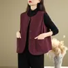 Foto real de la nueva colección de otoño 2026: chal versátil de cuello redondo, chaqueta sin mangas casual holgada de estilo retro para ir al trabajo
