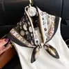 Novo Lenço de Seda Estampa Leopardo Lenço Quadrado Pequeno Quatro Estações 70cm Lenço de Seda Europeu e Americano Lenço Feminino Estampado Caju Coreano