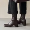 Botas de tornozelo emagrecedoras e versáteis estilo coreano com palmilhas ocultas que aumentam a altura, coleção de inverno 2026, apresentando salto plataforma, salto médio, bico quadrado, design elástico que abraça a perna e adequadas para o trajeto diário