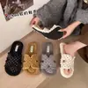 Caminhando na rua novas pantufas femininas de dois usos, sola preguiçosa e confortável, 2026, pantufas de pelúcia, quentes para casa, macias, de bolinhas