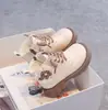 Botas Chelsea Femininas Estilo Britânico Retrô 2026 Nova Coleção Primavera/Outono Moda Botas Curtas Florais Botas de Couro Versáteis e Estilosas
