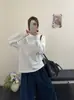 Camiseta de Manga Larga Minimalista Versátil de Estilo Nuevo para Mujer de Principios de Primavera Coreana con Pequeña Etiqueta de Cuero en la Espalda y Costura Central, Corte Holgado y Efecto Adelgazante