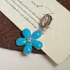 El colgante de flor de esmalte de plata S925 es simple, elegante, adecuado para ir al trabajo, compacto, versátil y exuda un encanto de lujo ligero y moderno.