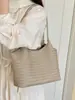 Bolso de cubo tejido de alta gama para mujer, nuevo diseño de moda trendy de nicho 2026, popular este año, bolso de hombro, bolso para el trabajo