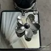 Pinza Metálica para el Cabello con Flor Transfronteriza, Pinza de Tiburón Grande de 7 cm, Pasador Simple y Elegante para la Parte Posterior de la Cabeza, Accesorio para el Cabello