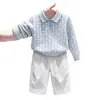 Ropa Infantil Estilo Coreano 2026 Otoño/Invierno Nueva Llegada Suéter de Punto con Cuello Polo a Cuadros Azul Claro Pantalones Blancos de Pierna Ancha para Niños Modernos