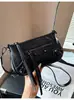 Bolso Cuadrado Pequeño de Hombro Único Estilo Coreano para Mujer 2026 Otoño Nuevo Remache Moderno Genial Bolso de Motocicleta para Mujer Bolso Cruzado para el Trabajo
