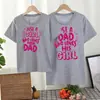 Solo una chica que ama a su papá camiseta con estampado de letras color rojo rosa para padres