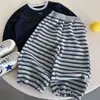 Calça de Moletom Listrada Infantil 2026 Outono Novo Estilo para Bebês e Crianças Pequenas Calça Casual para Meninos e Meninas Estilo Coreano Solta Versátil Calça Longa