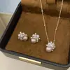 Brincos de Flor Pérola Prata com Zircônia para Mulheres Brincos de Tarraxa High-End Francês de Luxo Leve Temperamento de Nicho Exquisitos Versáteis Acessórios Decorativos