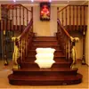 Fabricante de Guangzhou Escaleras Interiores Personalizadas de Madera Maciza con Pasamanos, Escaleras de Troncos de Lujo Americano para Loft de Villa Pintada