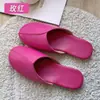 Nuevas Pantuflas de Cuero Japonés para Pareja Hogar Primavera y Otoño Hombres y Mujeres Antideslizantes Set para el Hogar Pantuflas de Cuero de Fábrica