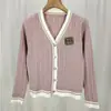 Nuevo Estilo Cárdigan de Punto Bordado Trenzado de Manga Larga Chanel Falda Plisada de Cintura Alta Traje de Cintura Ceñida Estilo Universitario Moderno