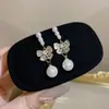 Pendientes de Lazo con Perlas Estilo 2026, Sensación de Lujo Ligero y Gama Alta, Clavos de Aguja de Plata, Temperamento Suave, Pendientes para Mujer