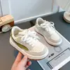 Zapatos para Niños Zapatos Deportivos para Niñas 2026 Otoño Nuevo Estilo Zapatos Casuales Blancos de Lona para Niños Niños Medianos y Mayores Superficie de Cuero Suela Suave Niñas