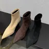 Botas curtas femininas de moda elásticas, bico fino em camurça com sola macia e salto fino, botas versáteis de corte justo para outono e inverno