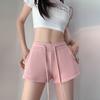 Shorts Esportivos de Verão Feminino 2026 Novo Estilo, Calça de Pernas Largas Emagrecedora com Fendas Laterais e Forro, Comprimento Três Quartos