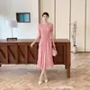 Venda Direta de Fábrica Issey Miyake Moda Europeia e Americana Transfronteiriça Feminina Nicho Afunilamento da Cintura Emagrecimento Primavera Novo Vestido Plus Size para Mulheres