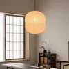 Quarto no estilo wabi-sabi japonês, pousada, restaurante, cafeteria, loja de roupas, casa de chá, abajur de pendente nuvem Isamu Noguchi inspirado em Zen ins
