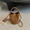 Bolsa pequena retrô muito estilosa para mulheres, novo modelo outono 2026, bolsa transversal de cor sólida, bolsa de mão tipo saco moderna e única