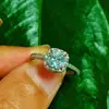Anel de Diamante Quadrado Gordo de Moissanita Mais Vendido, Anel Quadrado Princesa de Quatro Garras Moderno e Versátil para Mulheres, Fornecimento de Fábrica com Envio Direto