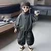 Conjunto de Calça Camuflada com Zíper Meio e Blusa para Meninos Primavera e Outono 2026 Novo Estilo de Outono Roupa Casual Infantil para Crianças Jovens e de Meia-Idade