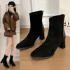 Botas de tornozelo estilosas para o outono e inverno, novo modelo 2026, com salto grosso em camurça para mulheres, botas elásticas versáteis de bico quadrado, botas de salto alto da moda
