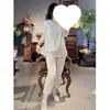Novo conjunto de linho estilo chinês para o verão, com top de corte solto com botões frontais e fendas laterais, e calças casuais cropped, conjunto de duas peças