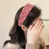 Faixa de Cabelo de Lã Xadrez Vermelho para Natal e Ano Novo Estilo Coreano Pequeno Estilo Fragrante Faixa Larga para Cabelo Grampo de Cabelo de Luxo Leve de Alta Qualidade para Mulheres