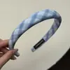 Faixa de Cabelo Azul Xadrez Fresca de Verão Feminina 2025 Nova Gaiola de Cabelo Prensado Topo Craniano Moda Estilo Ocidental Faixa de Cabelo Acessórios de Cabelo