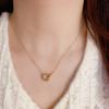 Collar con colgante de concha con letra pequeña y fresca, moda, diseño de nicho con personalidad de influencer, cadena de clavícula comodín al por mayor