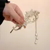 Grampo de Cabelo Borboleta com Franjas e Presilha Torcida de Alta Qualidade para Mulheres, Estilo Influenciador da Moda com Strass e Pérolas para a Parte de Trás da Cabeça