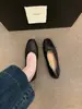 Sapatos vermelhos de couro macio estilo francês para mulheres com laço, sapatilhas, novo estilo retrô outono 2026