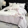 Juego de cuatro piezas de algodón de fibra larga con bordado floral de lujo ligero Clase A, juego de ropa de cama de alta gama exquisito 100% algodón para un dormitorio lujoso