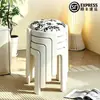 Banqueta plástica com acolchoamento macio, empilhável para uso doméstico, design redondo, com estampas florais em aquarela, resistente e durável, espessada para uso como banqueta de mesa de centro ou de jantar.
