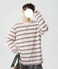 Camiseta de manga larga a rayas para hombre, estilo americano, corte relajado, adecuada para primavera y otoño, con cuello redondo holgado y un moderno diseño color block para un look casual.