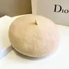 Boina de Lã Versátil Cor Sólida para Outono e Inverno para Mulheres, Chapéu Octogonal Estilo Japonês Vermelho e Cinza, Circunferência de Cabeça Grande, Chapéu de Artista Emagrecedor