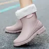 Botas de lluvia para mujer estilo coreano caña media-baja moda simple caña corta forro polar cómodo impermeable para lavar el coche cocina zapatos de goma para agua venta al por mayor