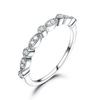 Anel Minimalista Tendência Europeu e Americano em Prata 925 Sterling, Anel de Moda Simples Cor Prata Cravejado com Diamantes, Joia de Anel com Pedra Sintética