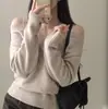 Novo Suéter de Malha Longa Chic Estilo Coreano para Início de Outono Design Solto com Senso de Estilo Valorizador Tendência Nicho Versátil Gola Assimétrica Pulôver