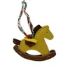 Nuevo Colgante para Bolso Caballo Mecedora Colorblock Exquisito Pañuelo de Seda Coreano Adorno de Caballo Mecedora Exquisito de Nicho Colgante Pequeño Caballo Carruaje