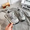 Sapatos infantis estilo papai, tênis esportivos respiráveis de malha para meninos e meninas, modelo primavera e outono 2026, sapatos infantis antiderrapantes com sola macia, leves para uso externo