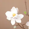 Buquê de flores artificiais de magnólia com toque de EVA, usado para decoração de cenas, criando uma estética de alto padrão e como arranjo floral com flores de magnólia.