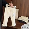 Leggings de punto cepillado para bebé niña, nuevo estilo primavera/otoño 2026, pantalones acampanados de lunares para bebé niña para usar en exteriores