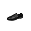 Sapatos de bico profundo, versáteis para o outono, sapatos casuais de couro baixo, mocassins femininos estilo britânico 2026, novo design retrô com fivela de cinto