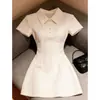 O Vestido Polo Branco é Deslumbrante e Único, um Vestido Esportivo Curto de Verão Linha A para Mulheres, Particularmente Bonito com a Cintura Marcada