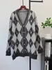 Colección Europea 2026 Otoño/Invierno Estilo Nuevo Bloques de Color Patrón de Diamantes de Longitud Media Cardigan Tejido de Diseñador Abrigo Suéter Holgado para Mujer