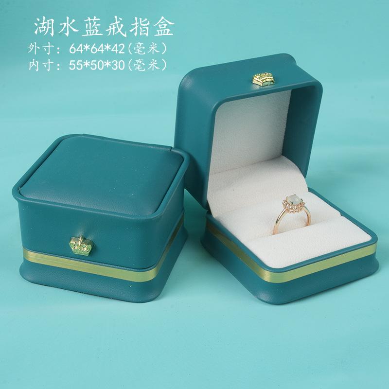 湖水蓝收腰金边戒指盒.jpg